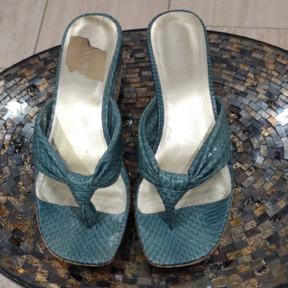 Nine West Wedge Sandals Size 8 M Snake Print Thonged Toe Muted Green